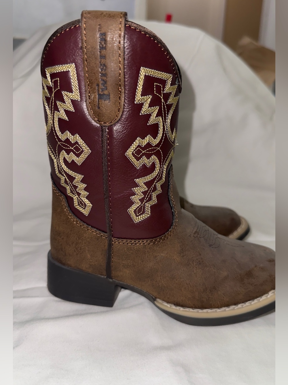 Twister Kids Cowboy Boots
Size 8 Brown Burgundy
Embroidered Square Toe
Western